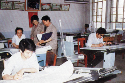從1984年第一季度到抓管理上登記全面提高企業(yè)素質(zhì)驗(yàn)收前，采取分線檢查、總結(jié)成績、找出差距、提出措施、限期整改的方法，使各項(xiàng)工作在整頓中鞏固提高，在鞏固提高中進(jìn)行再整頓，再提高。
