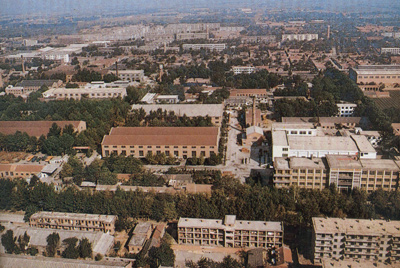 推土機(jī)總廠本部廠區(qū)。山東推土機(jī)總廠建立時(shí)，固定資產(chǎn)原值為2569萬元，占地面積為517538平方米，建筑面積為170861平方米。