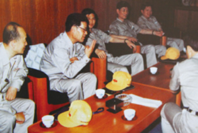 為了學(xué)習(xí)外國先進(jìn)技術(shù)和管理方法，前往引進(jìn)技術(shù)與設(shè)備的國家進(jìn)行實(shí)地考察。薛仲光廠長在日本。