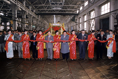 山推股份公司舉行山推牌TY220推土機(jī)5000臺(tái)下線慶典活動(dòng)。