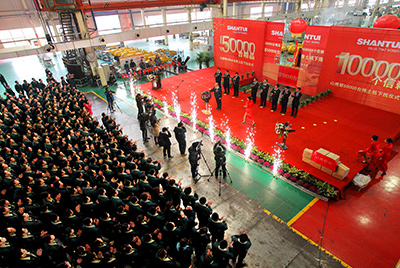 推土機(jī)事業(yè)部總裝工廠隆重舉行推土機(jī)第50000臺(tái)下線慶典儀式。這一激動(dòng)人心的歷史時(shí)刻標(biāo)志著50000臺(tái)不僅僅是一個(gè)數(shù)量的積累，更是山推管理水平、生產(chǎn)規(guī)模、制造技術(shù)、研發(fā)能力、銷售能力等綜合能力的體現(xiàn)，標(biāo)志著山推推土機(jī)產(chǎn)業(yè)整體實(shí)力進(jìn)一步增強(qiáng)，是從量變到質(zhì)變的飛躍。