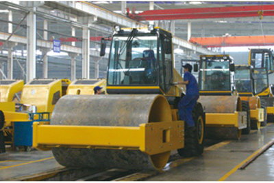 2002年2月，由履帶廠開發(fā)研制的YZ18液壓振動(dòng)壓路機(jī)，順利下線。