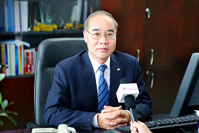 張秀文董事長在接受中國山東網(wǎng)專題采訪時(shí)，就公司踐行“厚道魯商”倡樹行動(dòng)進(jìn)行回答，介紹了山推把“仁義、誠信、厚道”的文化精髓融入到生產(chǎn)經(jīng)營的全過程的典型做法和“誠敬做產(chǎn)品，誠信做企業(yè)”的經(jīng)營理念，在工程機(jī)械行業(yè)樹立起了“厚德堅(jiān)韌”的山東國企形象
