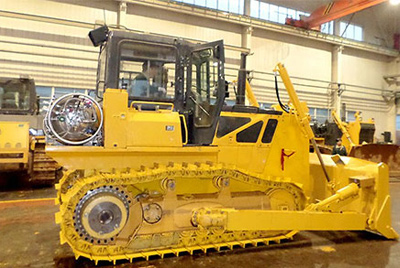 世界上第一臺(tái)燃?xì)庑吐膸酵仆翙C(jī)——SD20-5（LNG）在研究總院新產(chǎn)品試制中心下線。SD20-5（LNG）履帶式推土機(jī)是公司順應(yīng)行業(yè)發(fā)展趨勢(shì)開發(fā)的一款節(jié)能、環(huán)保產(chǎn)品，整機(jī)采用天然氣專用發(fā)動(dòng)機(jī)，燃燒后無積炭，滿足stageIIIA排放，壽命更長，維修頻率更低。