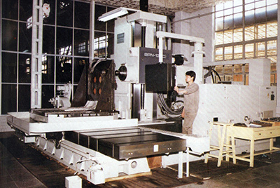 BPN-13B(R4)數(shù)控臥式加工中心。廠房擴(kuò)建加大，設(shè)備填平補(bǔ)齊，增加精、大、稀設(shè)備，新上生產(chǎn)線，提高企業(yè)裝備素質(zhì)，使山推廠成為名副其實(shí)的大馬力推土機(jī)生產(chǎn)廠。