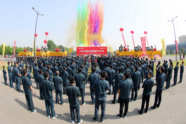 5月17日，山推向中煤平朔集團(tuán)一次性交付六臺(tái)中國最大馬力推土機(jī)。